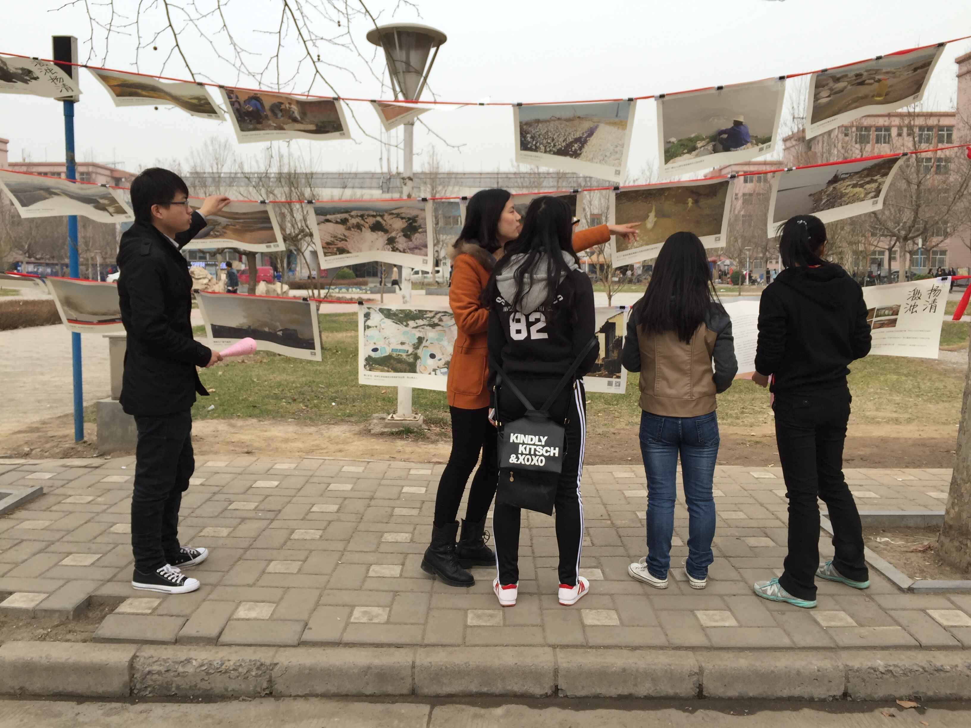 永利集团官网研究生会成员为同学们讲解图片展.jpg 永利集团官网研究生会成员为同学们讲解图片展.jpg